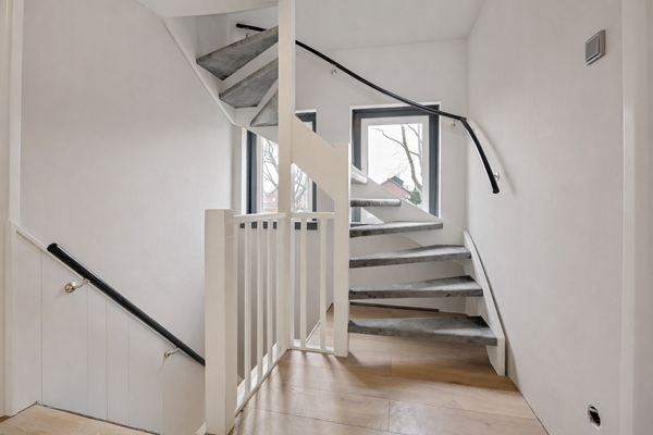 Moderne spiraaltrap met natuurlijke verlichting.png